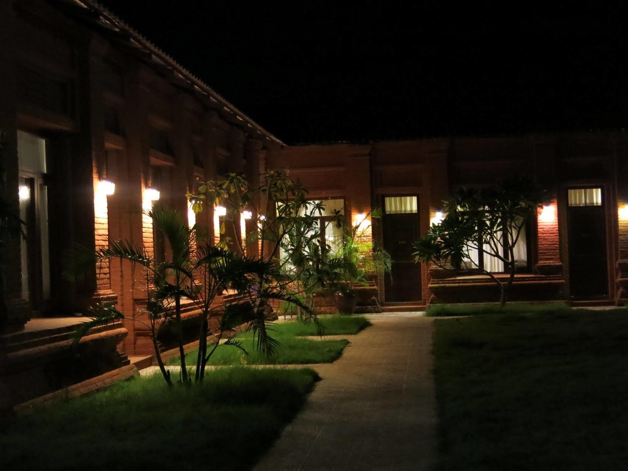 Manisanda Hotel باغان المظهر الخارجي الصورة